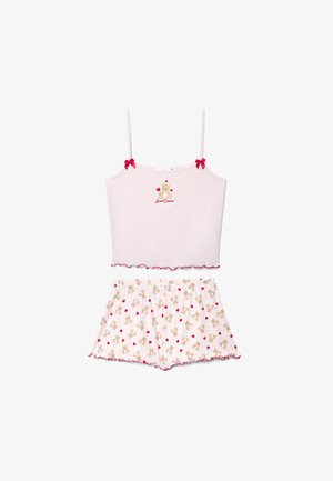 Set di pigiama rosa chiaro con design di orsetti e cuori, comprendente una canottiera con fiocchi rossi e pantaloncini abbinati con bordi arricciati.
