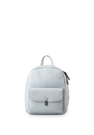 Zaino in pelle grigio chiaro con tasca anteriore con patta e manico superiore, mostrato su sfondo bianco.