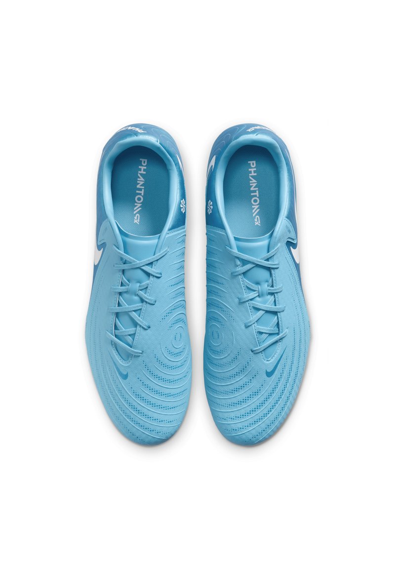 Baskets de sport bleu clair avec un design texturé, des lignes courbes et des accents tonals. Elles disposent de lacets, d'une languette rembourrée et du logo de la marque.