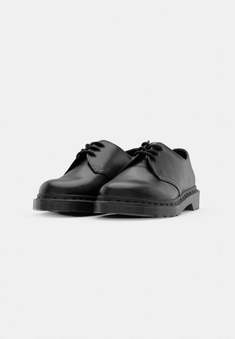 Scarpe nere in pelle con lacci, dalla finitura liscia, punta tonda e suola in gomma testurizzata. Design minimalista senza ulteriori dettagli.
