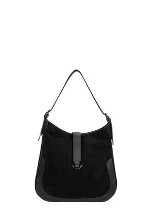 Czarna torba na ramię z zamszu i skóry z górnym paskiem, zapięciem na klapę oraz emblematem logo w kolorze srebrnym na środku z przodu.