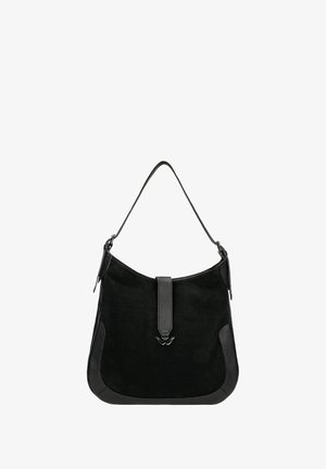 Zwarte schoudertas van suède en leer met een bovenriem, klepsluiting en zilverkleurig logo-embleem aan de voorkant in het midden.