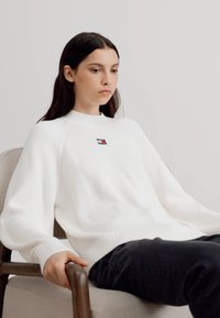 Tommy Jeans BADGE MOCKNECK SWEATER - Jersey de punto - ancient white