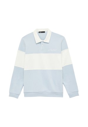 Lichtblauw poloshirt met lange mouwen, met een witte horizontale streep over de borst en armen, een witte kraag en een kleine witte geborduurde tekst op de borst.