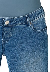 Jeans i denim med midjehöjd, ljusblå färg, klassisk femfickdesign och knappdetaljer i silverfärg på midjebandet.