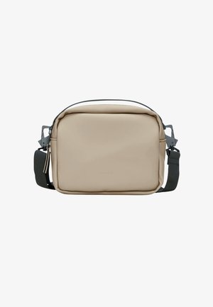 Bolso rectangular beige hecho de material impermeable, con una correa negra ajustable, cierre de cremallera y un branding discreto en el frente.