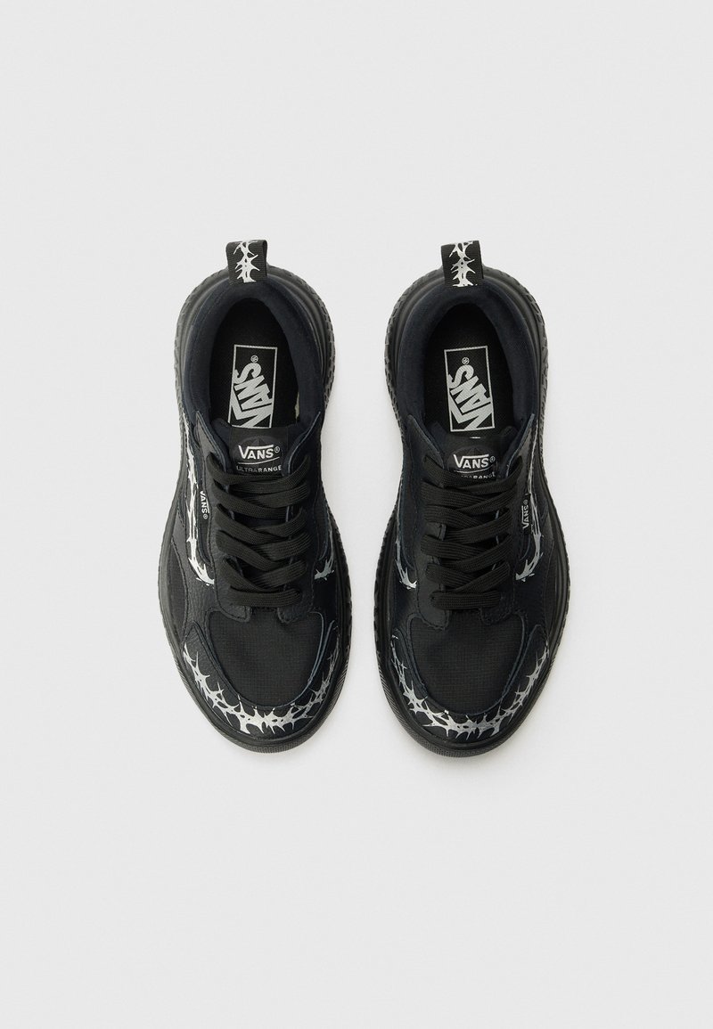 Sneaker Vans neri con una parte superiore in tessuto texturizzato, accenti argento a contrasto e un motivo unico di filo spinato sui lati.