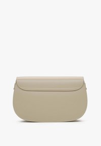 Beżowa skórzana torebka o zakrzywionym kształcie, gładkiej fakturze i zapięciu na klapkę. Posiada staranne szwy i minimalistyczną estetykę.