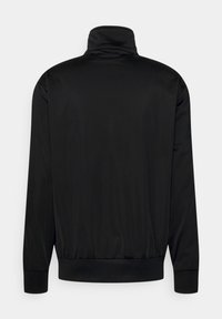 Svart långärmad jacka med hög krage, elastiska ärmslut och midja, visad bakifrån på en enfärgad vit bakgrund.