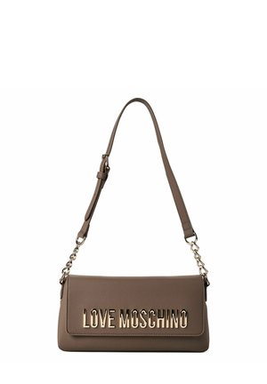 Braune Lederschultertasche mit goldenen Kettenakzenten und großen goldenen "LOVE MOSCHINO" Buchstaben auf der Vorderklappe.