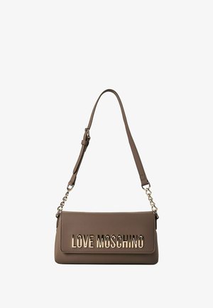 Bolso bandolera de cuero marrón con detalles de cadena dorada y grandes letras doradas "LOVE MOSCHINO" en la solapa frontal.