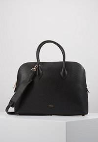 Czarna skórzana torebka o zaokrąglonym kształcie, z podwójnymi rączkami i odczepianym paskiem na ramię. Posiada złote akcesoria i wytłoczone logo.