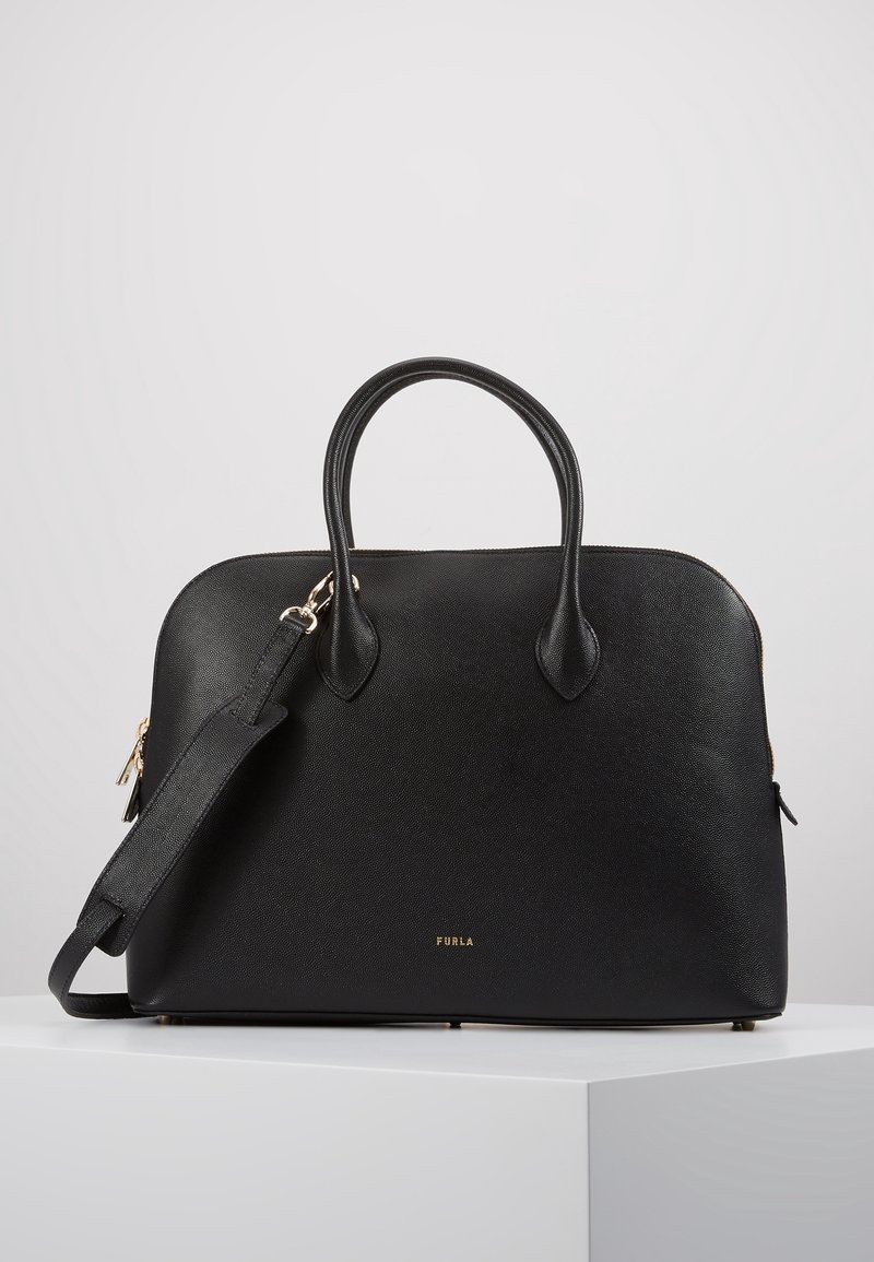 Svart läderhandväska med rundad form, dubbla handtag och avtagbar axelrem. Har detaljer i guldton och präglad logotyp.