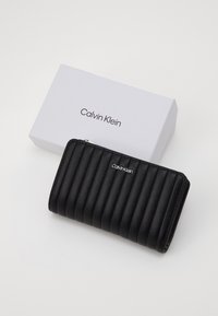 Calvin Klein LINE QUILT MEDIUM BIFOLD - Portafoglio - black