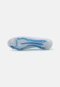 Talpa de ghete de fotbal albă cu accente albastre, având multiple cuie pentru tracțiune și o formă aerodinamică, concepută pentru performanță pe teren.