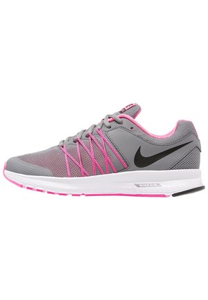 Grijze en roze Nike hardloopschoen met zwarte swoosh, bovenwerk van gaas, roze veters en een witte zool met aan de zijkant de tekst "Nike Air".