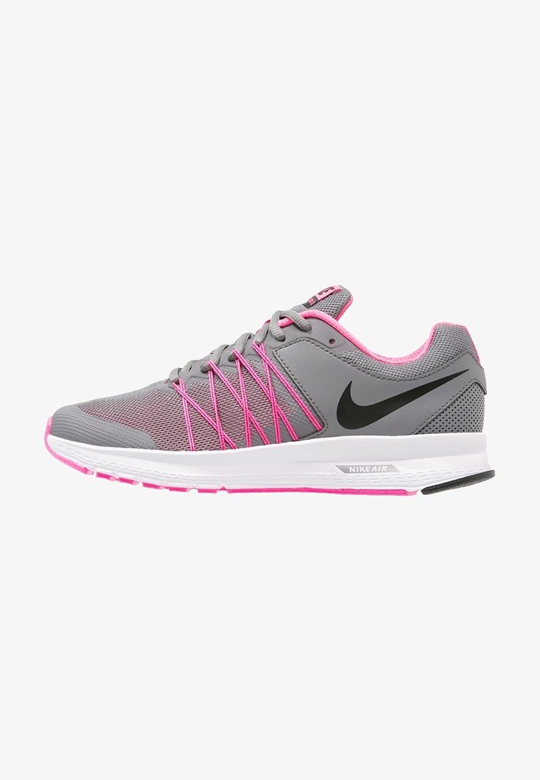 Grijze en roze Nike hardloopschoen met zwarte swoosh, bovenwerk van gaas, roze veters en een witte zool met aan de zijkant de tekst "Nike Air".