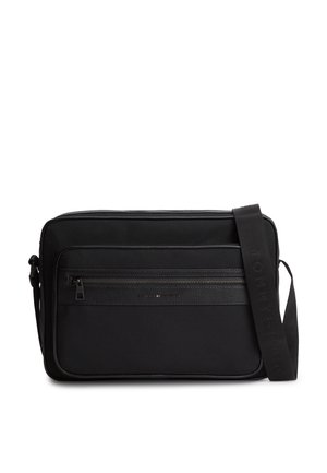 Sort rektangulær crossbody taske med lomme foran med lynlås og justerbar rem prydet med mærkens navn.