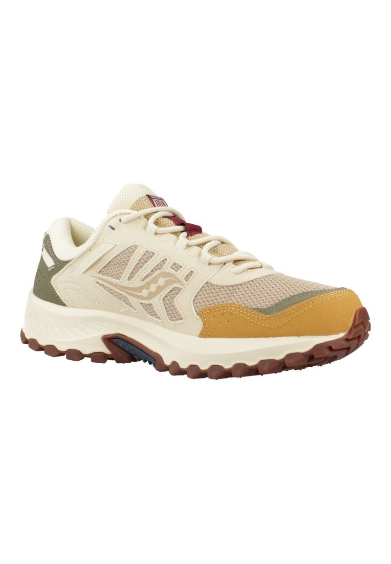 Beige en bruine sportschoen van mesh en rubber. Heeft een getextureerd ontwerp, een gevoerde zool en contrasterende accenten in groen en oranje.