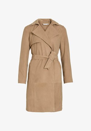 Ilgas smėlio spalvos zomšinės medžiagos paltas su plačiais atlapais, diržu juosmens srityje ir iki kelių siekiančiu kraštu.