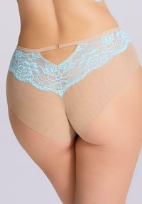 Beżowe majtki koronkowe z jasnoniebieskimi kwiatowymi koronkami przy pasku, z akcentem w kształcie dziurki oraz gładką, przezroczystą teksturą.