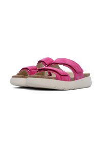 Sandali in suede rosa con due fasce larghe e hardware in acciaio inox. Suola leggera bianca con texture e sole in sughero per il massimo comfort.