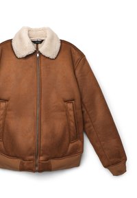 Giacca bomber marrone con colletto in pile crema, chiusura con zip, due tasche frontali e orlo e polsini a costine. Tessuto morbido con finitura liscia.