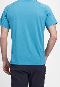 Herrarnas blåa tränings T-shirt är tillverkad av lätt, andningsbart tyg med korta ärmar, rund hals och utan tagg.