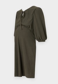 Vestido de maternidad verde oliva con una tela texturizada y acanalada. Presenta un escote redondo, mangas abullonadas y un detalle de ojal en la parte frontal.