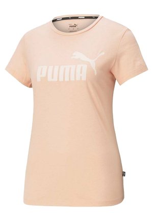 Lyse ferskenfarvet Puma T-shirt med korte ærmer, rund hals og stort hvidt Puma-logo samt springende kat på brystet.