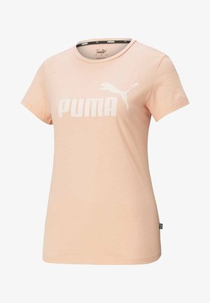 T-shirt Puma pêche clair à manches courtes, col rond, avec grand logo blanc Puma et un chat sautant sur la poitrine.