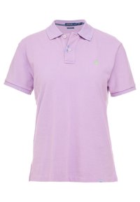 Světle fialová polo košile z bavlny, která má límeček, dva knoflíky a malou zelenou nášivku na levé hrudi. Krátké rukávy, strukturované pletení.