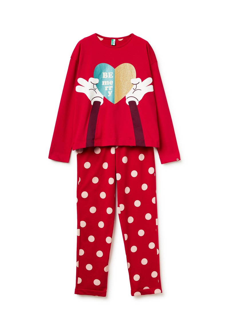 Červený top s dlouhým rukávem s grafikou srdce a nápisem "BUĎ veselý", doplněný červenými kalhotami s velkými bílými puntíky. Měkká látka.