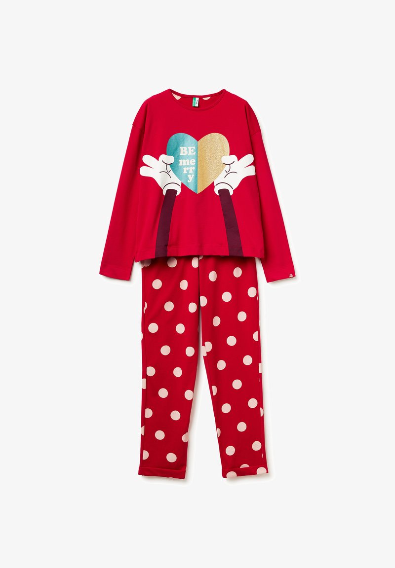 Červený top s dlouhým rukávem s grafikou srdce a nápisem "BUĎ veselý", doplněný červenými kalhotami s velkými bílými puntíky. Měkká látka.