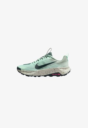 Vihreä ja harmaa maastojuoksukenkä, jossa on teksturoitu verkko-osa, pilkullinen välipohja ja musta kumipohja. Varustettu näkyvällä swoosh-logolla.