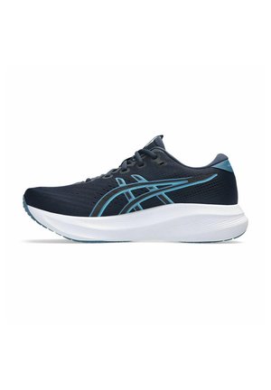 Chaussure de course bleu marine avec des accents bleu clair, tige en mesh, semelle épaisse blanche et logo noir et bleu sur le côté.