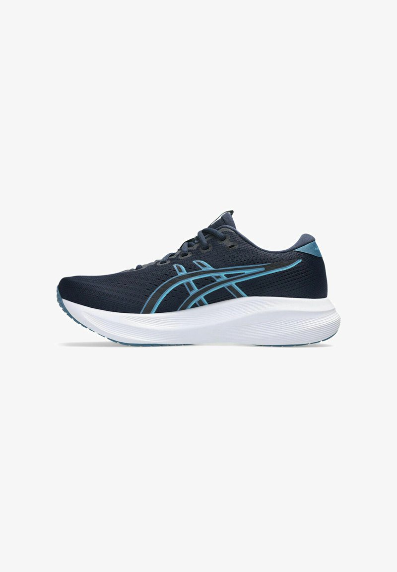 Chaussure de course bleu marine avec des accents bleu clair, tige en mesh, semelle épaisse blanche et logo noir et bleu sur le côté.