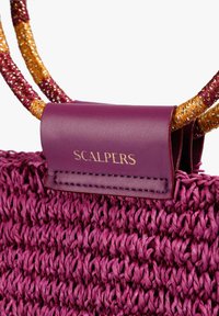 Geantă împletită violet, cu țesătură texturată, accent din piele lucioasă cu numele "SCALPERS" în aur și mânere împletite multicolore.