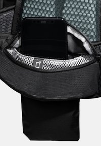Zaino nero con una tasca in rete che mostra uno smartphone. Le caratteristiche includono una chiusura con zip e un piccolo logo su un'etichetta di tessuto. Esterno testurizzato.