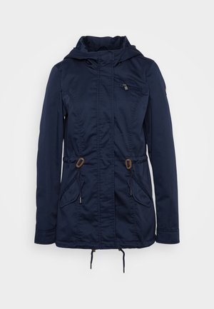 Tamsiai mėlynas lauko švarkas su užtrauktuku krūtinės kišenėje, raišteliais juosmenyje ir dviem priekinėmis kišenėmis. Pagamintas iš lengvos medžiagos.