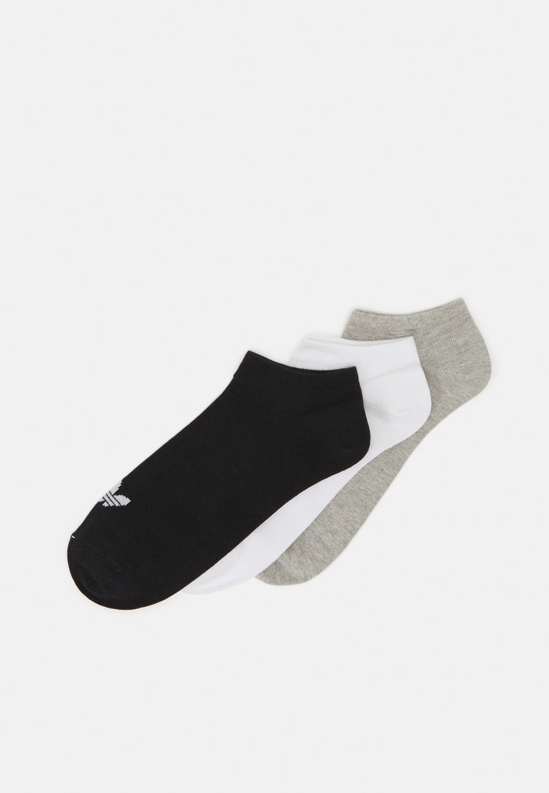 Drei Paar knöchelhohe Socken in Schwarz, Weiß und Grau. Hergestellt aus einem strukturierten Stoff mit einem Logo auf dem schwarzen Paar. Klassisches Design.