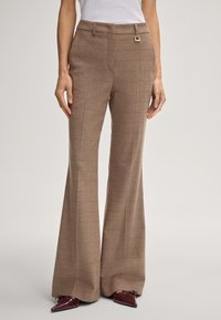 Bruine geruite broek met een uitlopende snit, voorzien van een gouden accent op de riem en een gestructureerde stof.