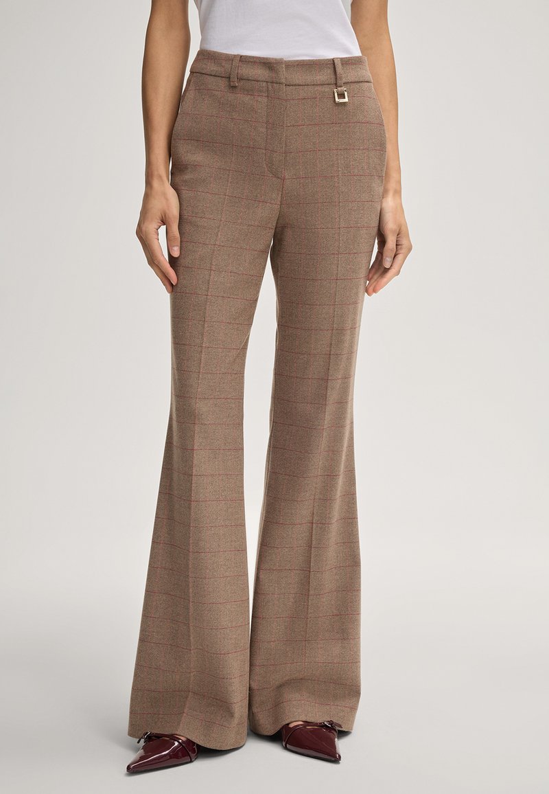 Bruine geruite broek met een uitlopende snit, voorzien van een gouden accent op de riem en een gestructureerde stof.