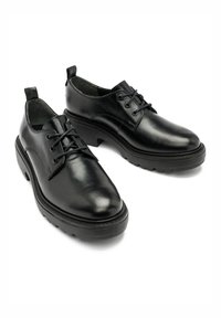 Czarne skórzane buty na sznurowadła z okrągłym noskiem, teksturowaną podeszwą i lekkim obcasem, z prostym przeszyciem i pętlą do zakupu.