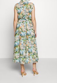 Blomstrande midiklänning med krage, korta ärmar och bälte i midjan. Har ett livfullt tropiskt mönster på lättviktig tyg.