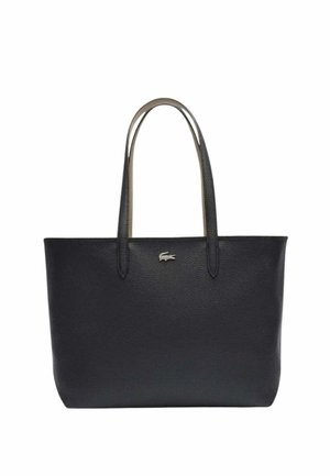 Sac fourre-tout en cuir noir avec deux poignées, texture lisse, design minimaliste et petit logo en argent. Forme structurée, sans motifs.