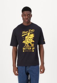 Juodas medvilninis marškinėliai su gelsvu grafikų spaudiniu, kuriame vaizduojama beisbolo tema, užrašas "Batter Up" ir stilizuotas logotipas "New Era". Laisvas siluetas.