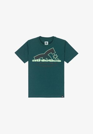 T-shirt en coton bleu-vert avec un col rond. L'avant présente un grand design graphique en texte vert clair et rouge, incluant une étoile et un détail de logo.