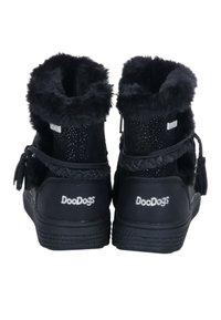 Czarne botki sięgające kostki z futrzanym wykończeniem, gładkie i teksturowane materiały, skomplikowane plecione detale oraz haftowane logo na pięcie.