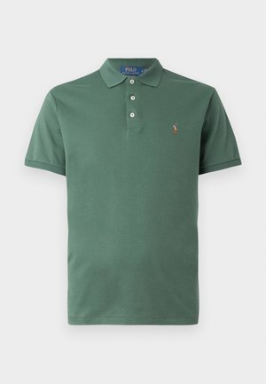 Groene polohemden gemaakt van katoen met een kraag, een sluiting met twee knopen en een klein geborduurd logo op de borst. Vriendelijke textuur.